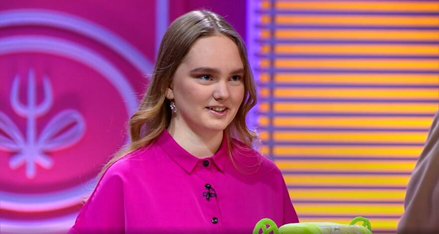 Юная жительница Лихославля принесла Ренату Агзамову на шоу «Кондитер» морковный торт Юная жительница Лихославля принесла Ренату Агзамову на шоу «Кондитер» морковный торт