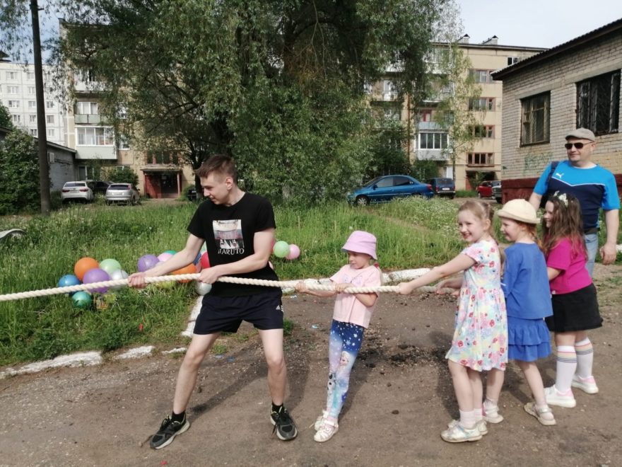 В Бологовском округе детям прививают любовь к дворовым играм