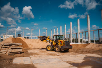 В Заволжском районе Твери строят крытый футбольный манеж