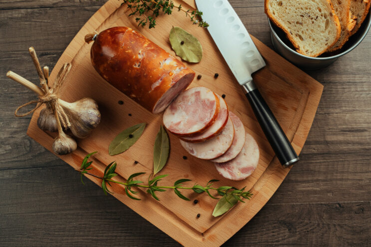 В колбасных изделиях из Тверской области обнаружили незаявленный компонент