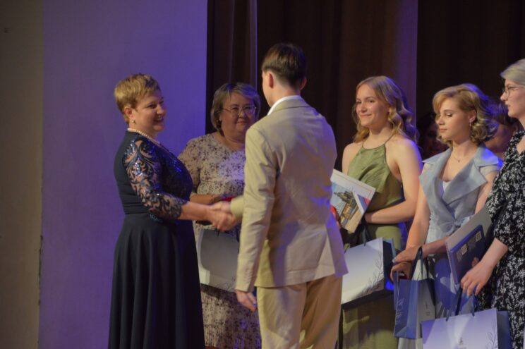 В Твери продолжают вручать аттестаты выпускникам В Твери продолжают вручать аттестаты выпускникам