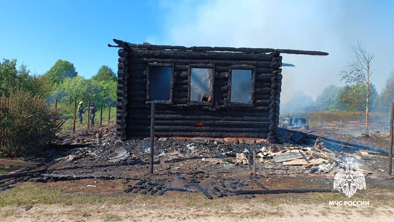 В результате пожара в деревне Тверской области пострадали два человека