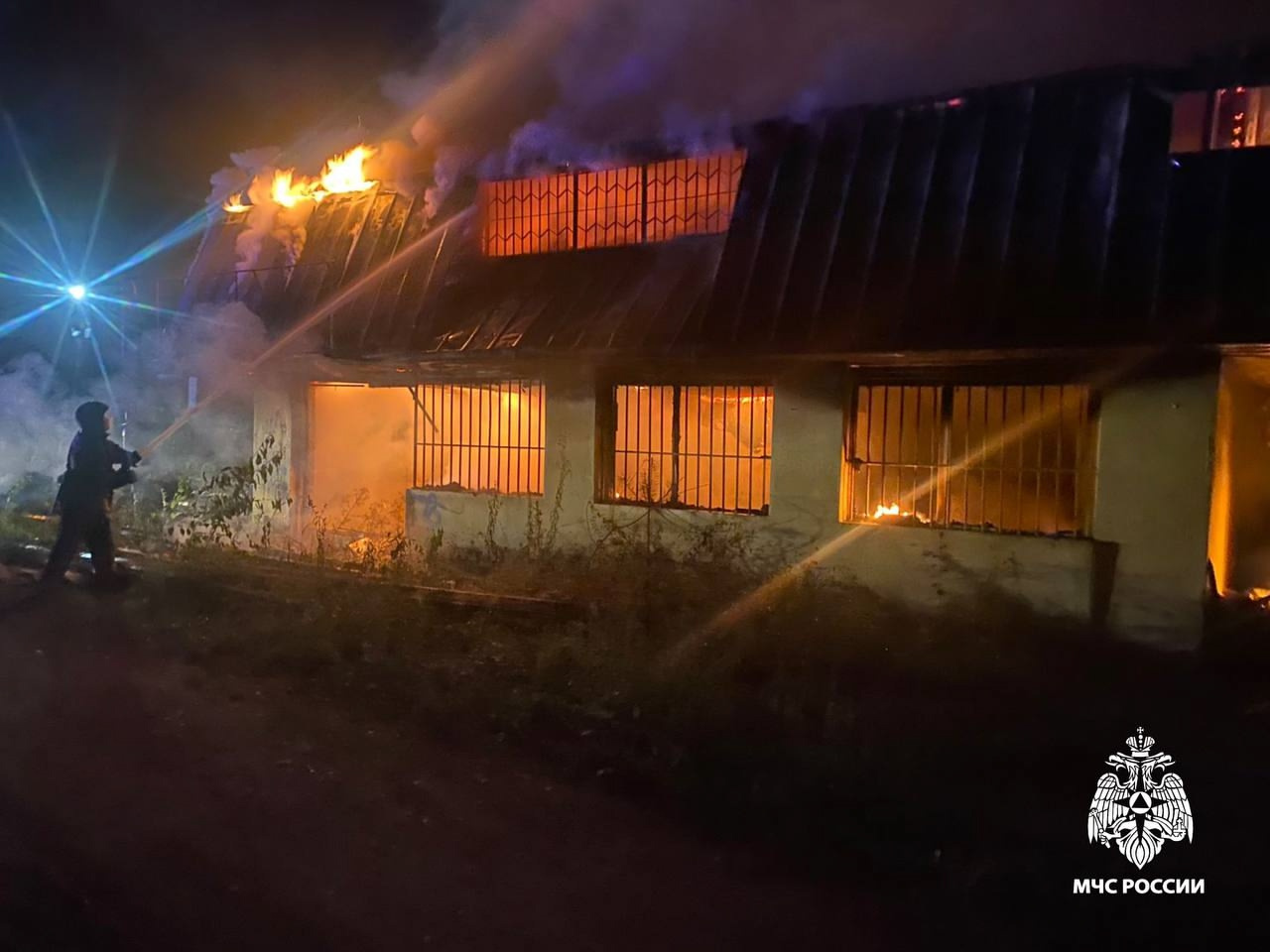 Под Тверью сгорело здание Под Тверью сгорело здание