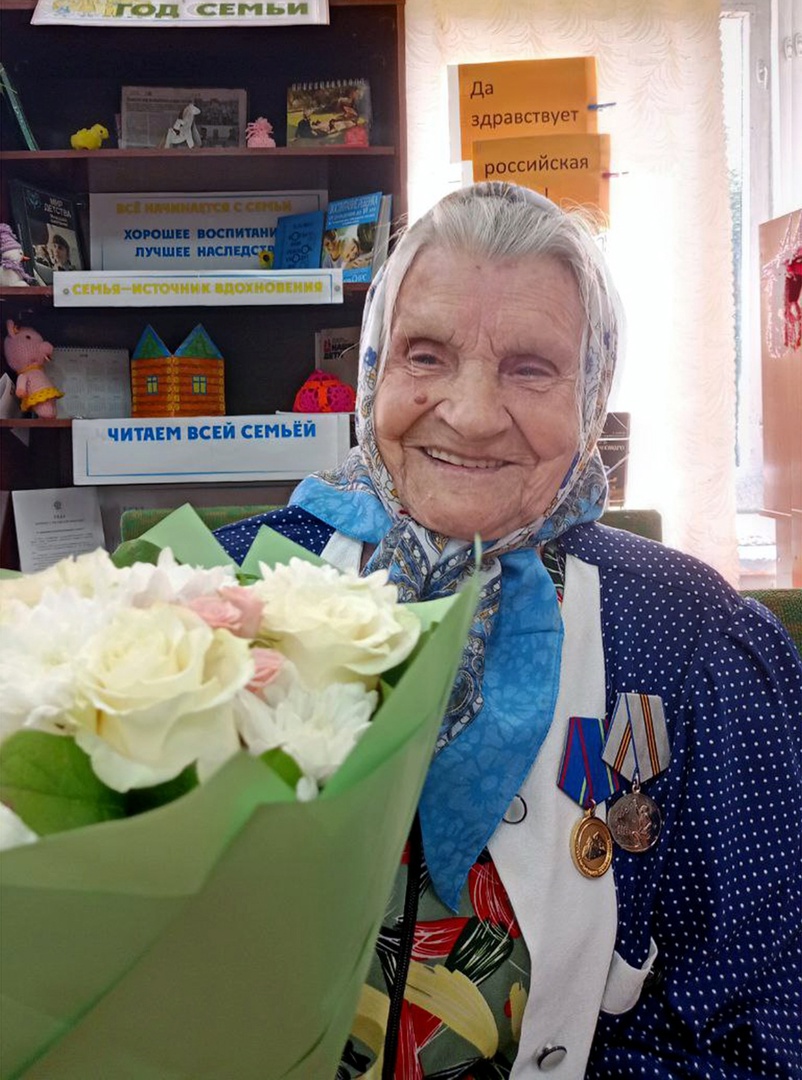 Губернатор Игорь Руденя поздравил со 100-летием ветерана Великой Отечественной войны Валентину Макарову Губернатор Игорь Руденя поздравил со 100-летием ветерана Великой Отечественной войны Валентину Макарову