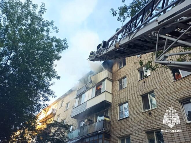 В Твери загорелся балкон в жилом доме