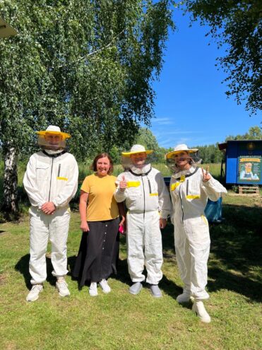 Телеведущие федерального канала побывали на пасеке в Тверской области