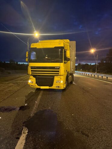 В Тверской области грузовик насмерть сбил молодого человека