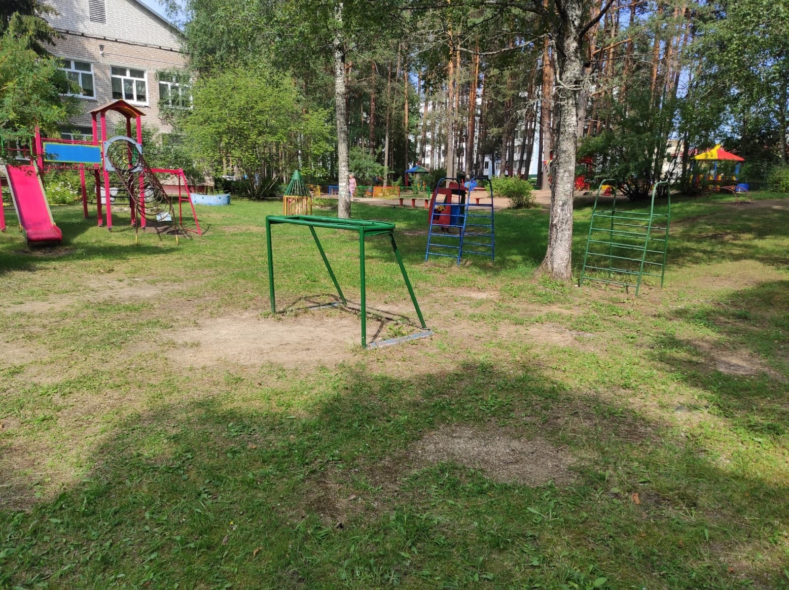 В Тверской области на ребенка упал деревянный столб с баскетбольным щитом В Тверской области на ребенка упал деревянный столб с баскетбольным щитом