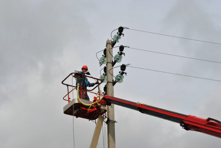 Энергетики «Тверьэнерго» оперативно устраняют последствия штормового ветра в Тверской области