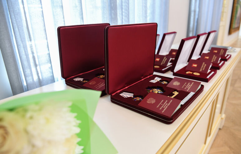 Губернатор Игорь Руденя вручил государственные и региональные награды многодетным семьям Верхневолжья Губернатор Игорь Руденя вручил государственные и региональные награды многодетным семьям Верхневолжья