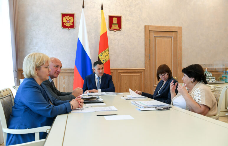 Игорь Руденя встретился с главным врачом Центра Аваева Каринэ Конюховой Игорь Руденя встретился с главным врачом Центра Аваева Каринэ Конюховой