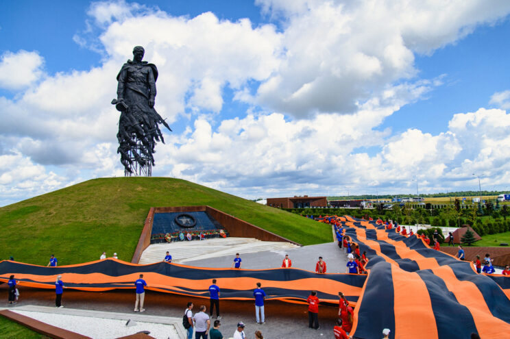 В Ржеве развернули гигантскую георгиевскую ленту в честь 80-летия освобождения Бреста В Ржеве развернули гигантскую георгиевскую ленту в честь 80-летия освобождения Бреста