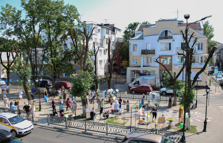 В Твери прошёл семейный флешмоб и открылась выставка живописи В Твери прошёл семейный флешмоб и открылась выставка живописи
