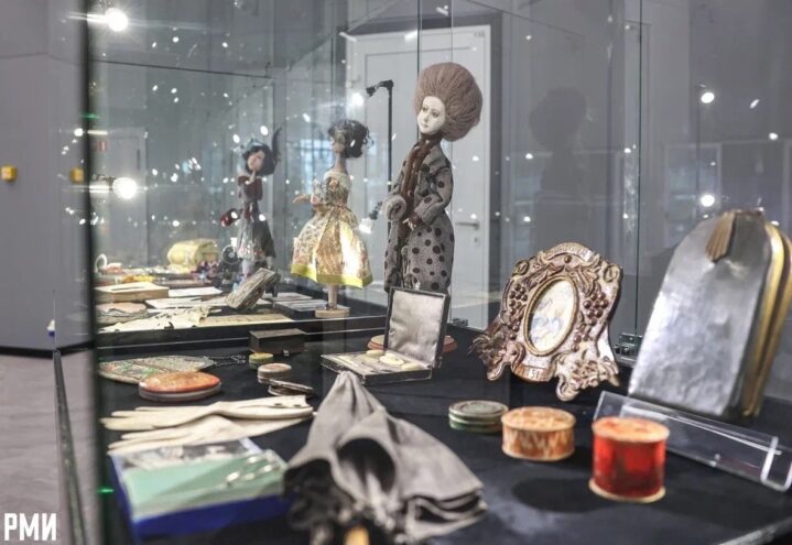 В парке «Россия – Моя история» работает выставка «Дамский шик»