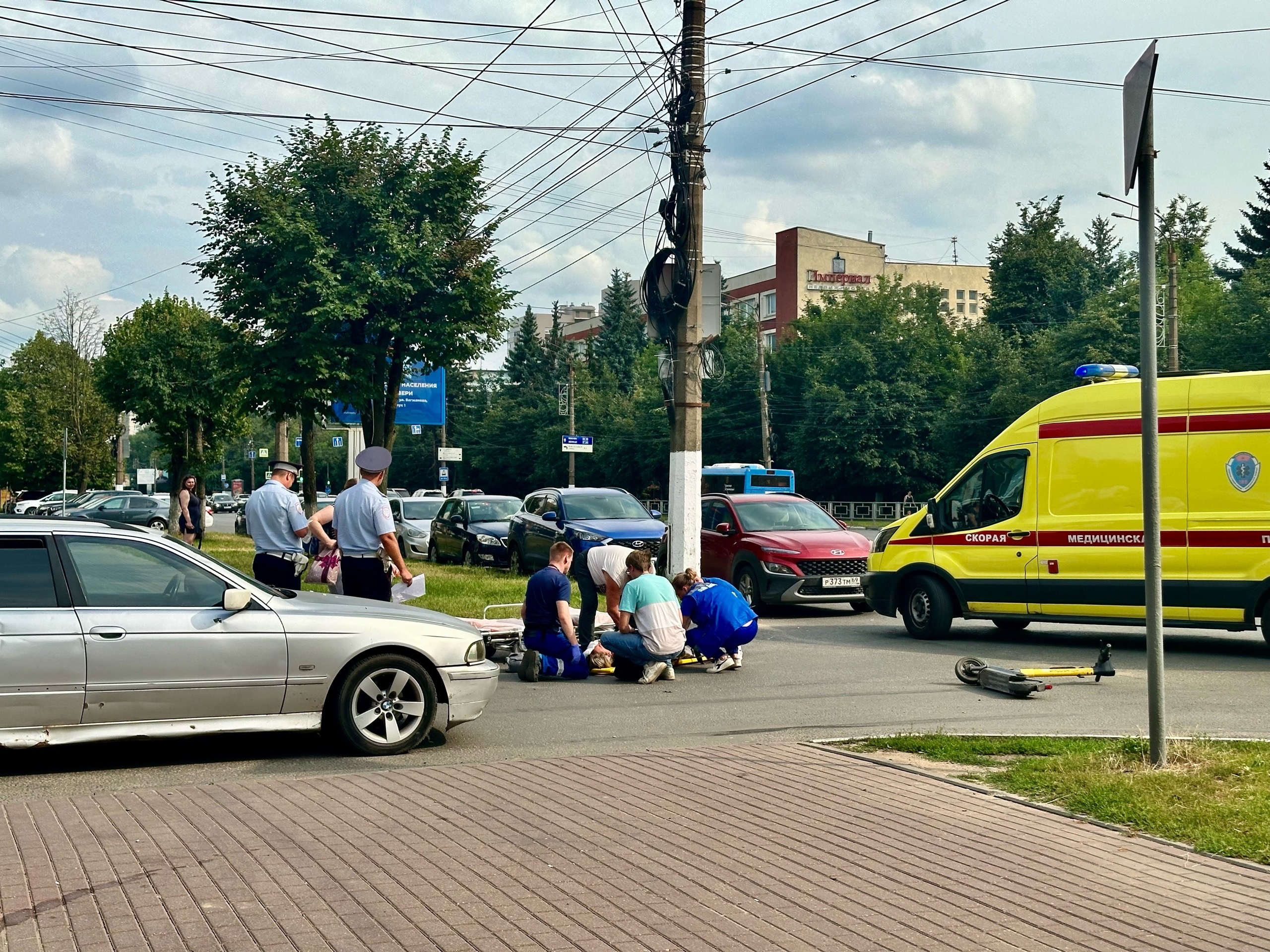 В Твери девушку на самокате сбил водитель БМВ В Твери девушку на самокате сбил водитель БМВ