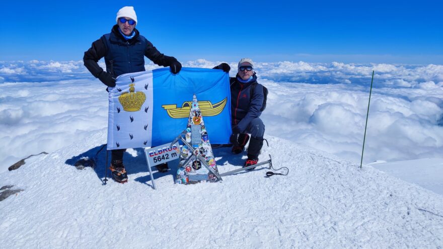 Житель Вышнего Волочка развернул флаг округа на вершине Эльбруса