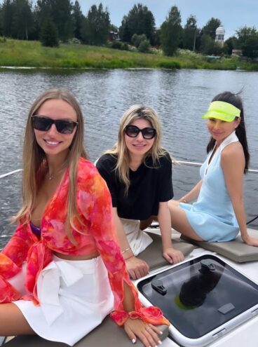 Надежда Стрелец прокатилась на катере в Завидово