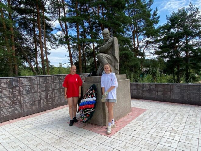 В Торопецком округе активисты убрались на территории Братского кладбища В Торопецком округе активисты убрались на территории Братского кладбища