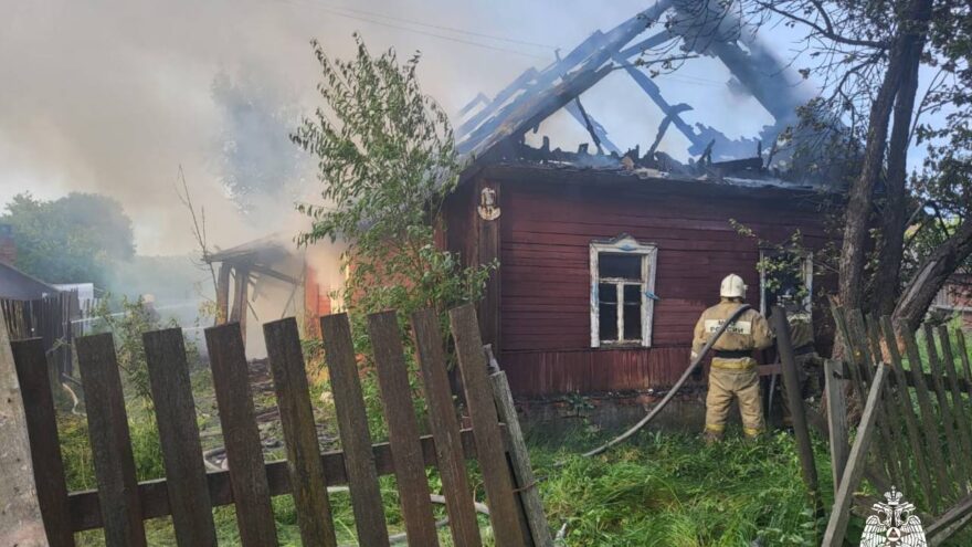 В Тверской области оперативно потушили пожар в нежилом доме