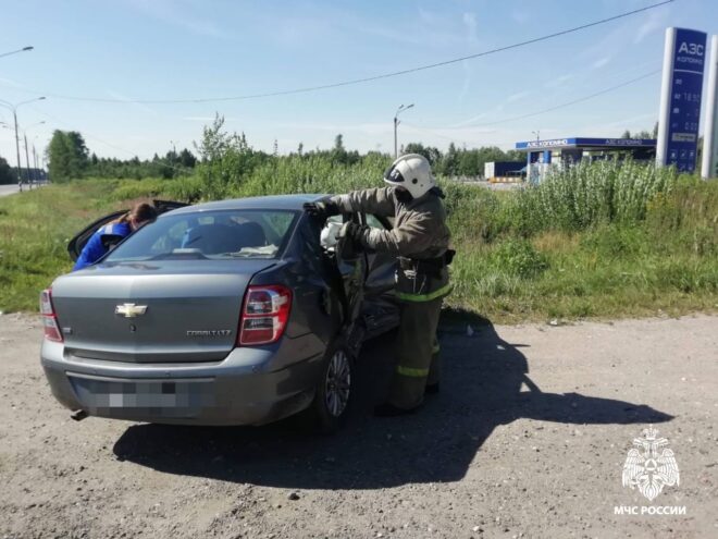 В Тверской области сотрудники МЧС помогли женщине выбраться из машины после ДТП В Тверской области сотрудники МЧС помогли женщине выбраться из машины после ДТП