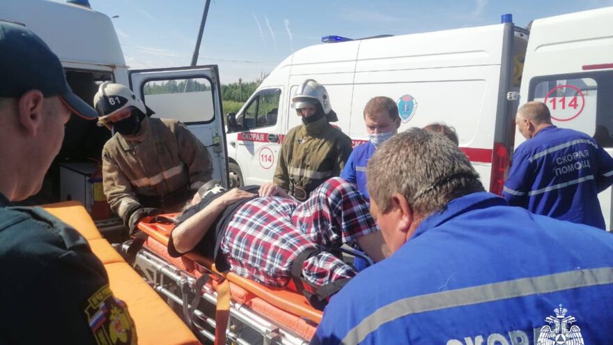 В Тверской области сотрудники МЧС помогли женщине выбраться из машины после ДТП