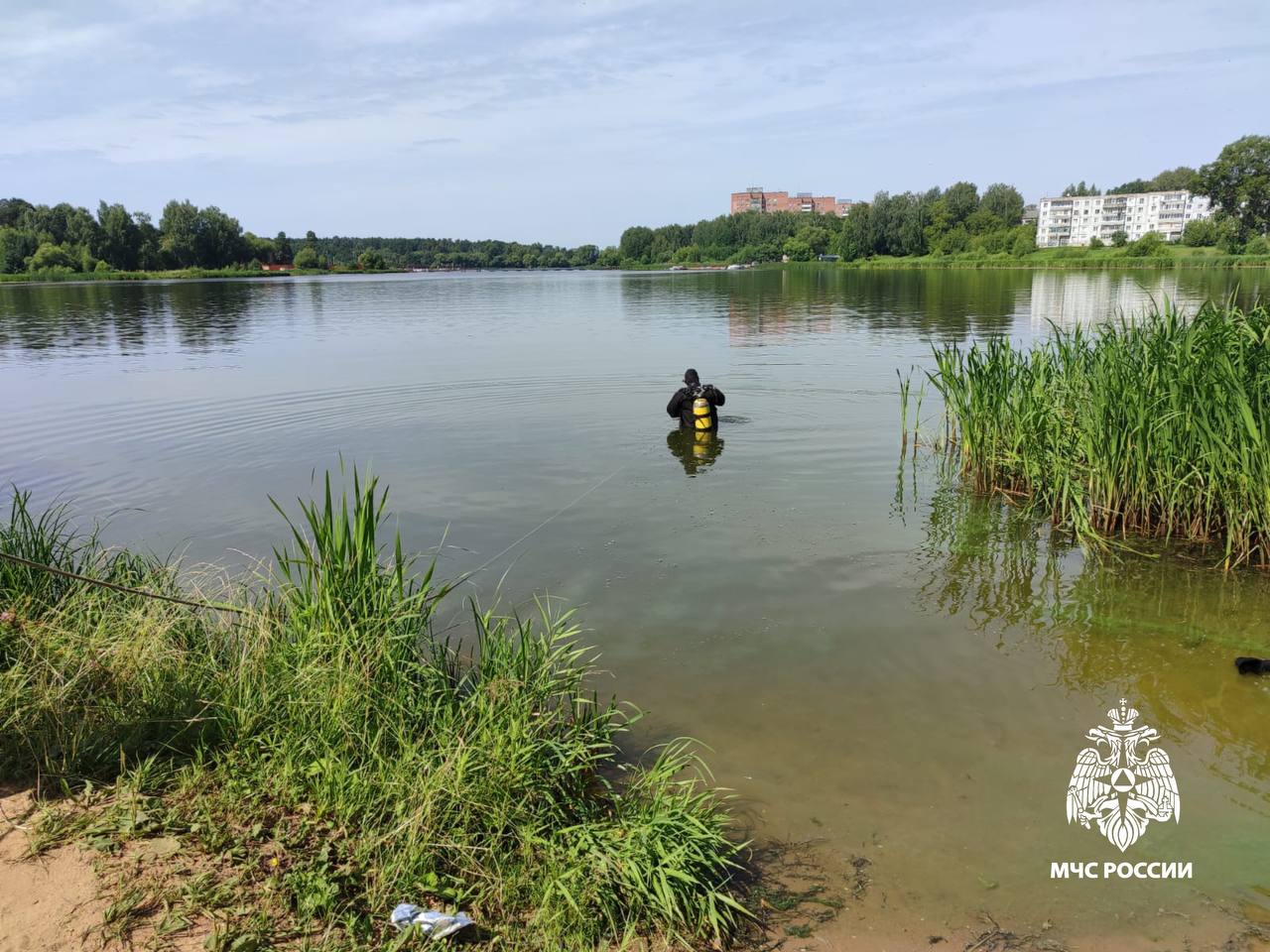 В Конаково водолазы достали из реки утонувшего мужчину В Конаково водолазы достали из реки утонувшего мужчину