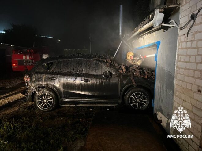 В Тверской области пожарные спасли автомобиль во время пожара в гараже