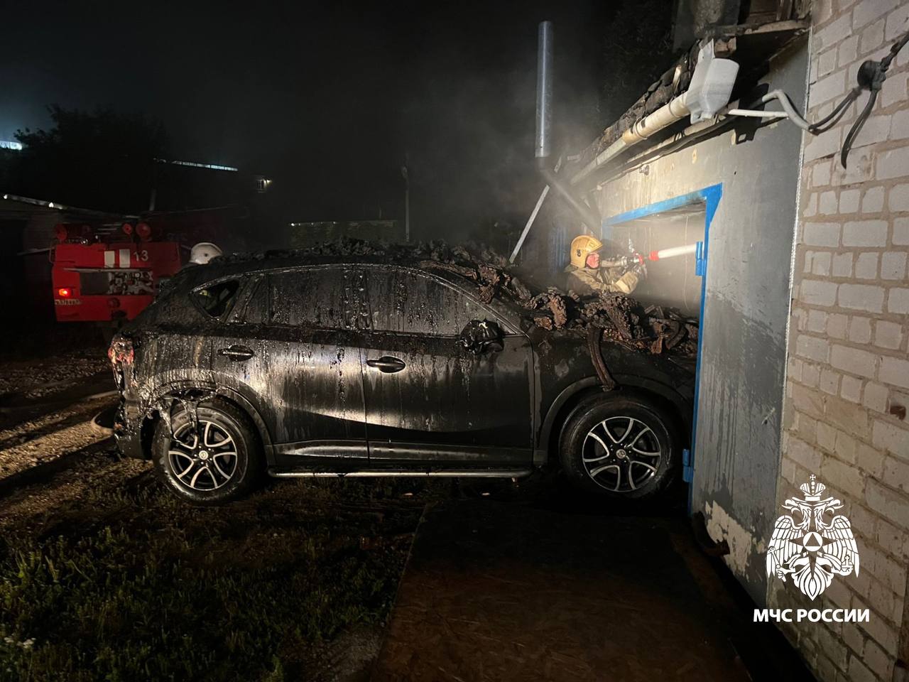 В Тверской области пожарные спасли автомобиль во время пожара в гараже В Тверской области пожарные спасли автомобиль во время пожара в гараже