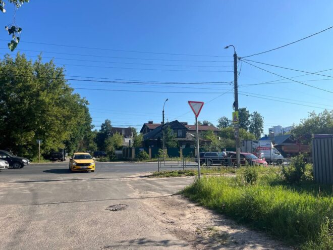 В Твери иномарка наехала на барьер ограждения пешеходной зоны В Твери иномарка наехала на барьер ограждения пешеходной зоны