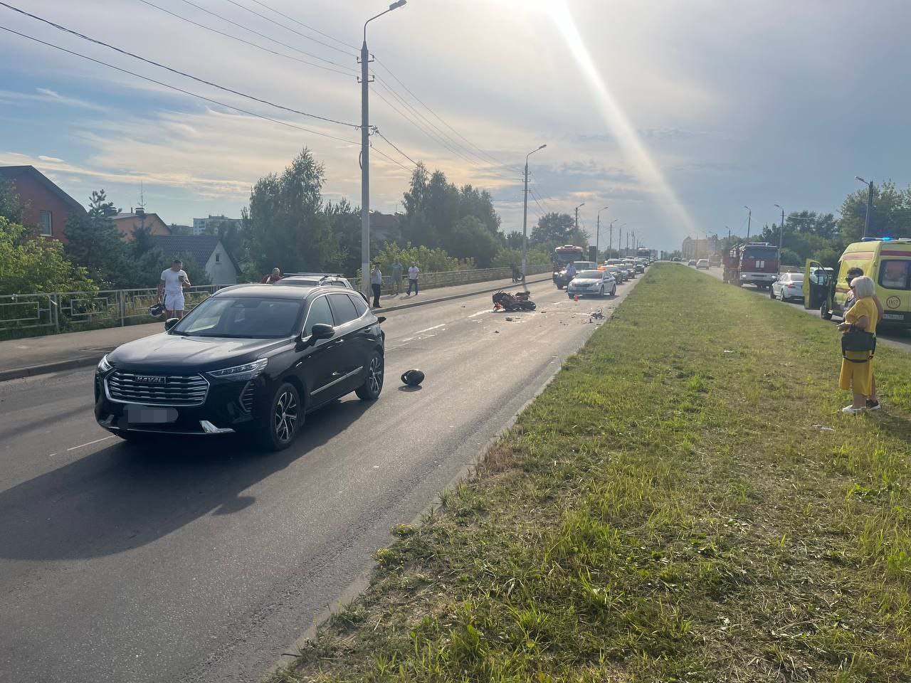 Страшное ДТП на Красинском мосту в Твери: Мотоциклист врезался в иномарку