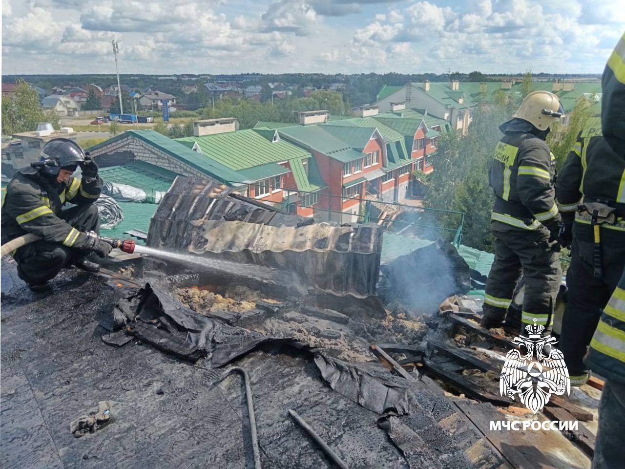 В Твери загорелась кровля многоквартирного дома В Твери загорелась кровля многоквартирного дома