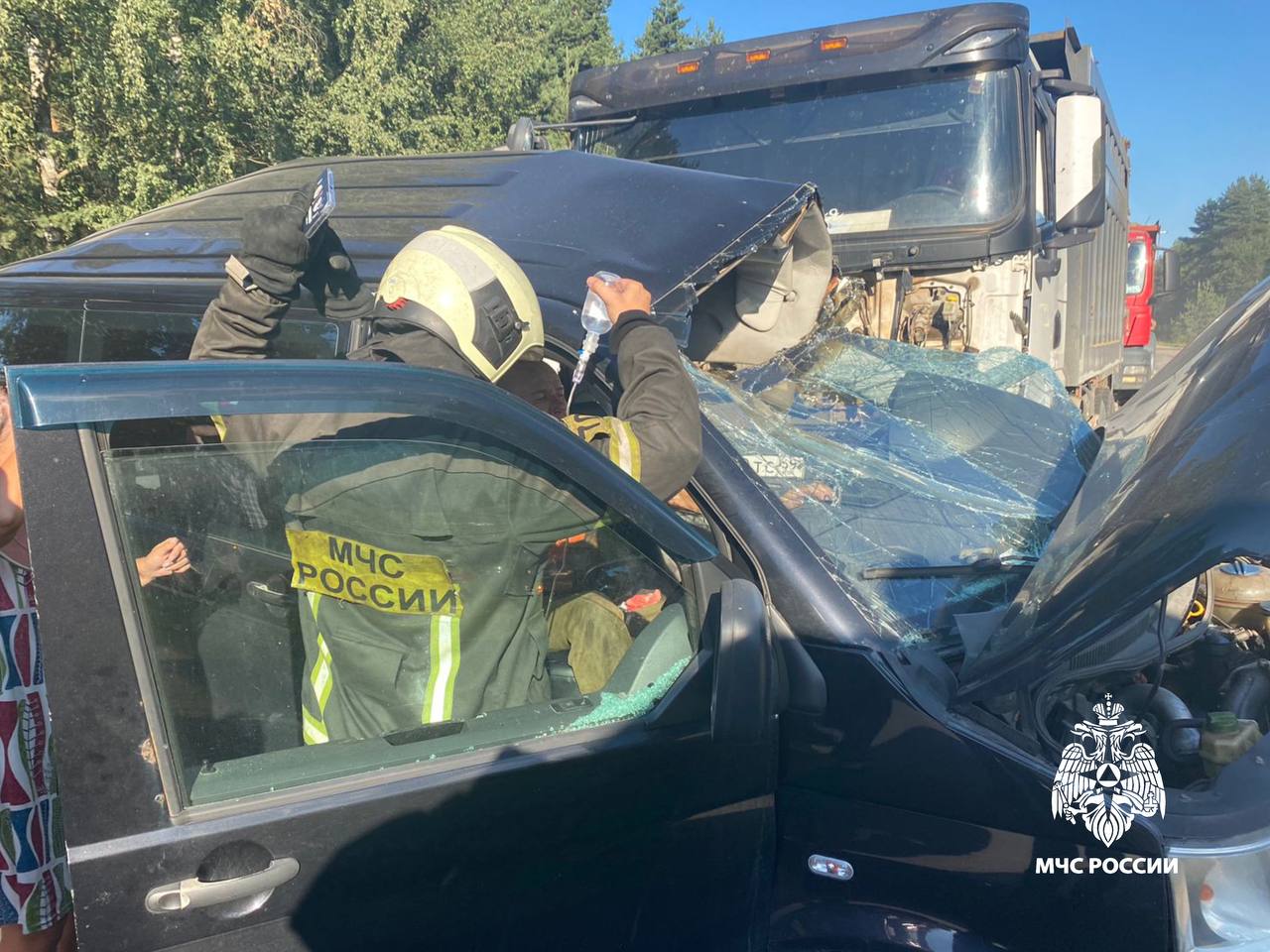 Под Тверью сотрудники МЧС спасли мужчину, заблокированного в машине после ДТП Под Тверью сотрудники МЧС спасли мужчину, заблокированного в машине после ДТП