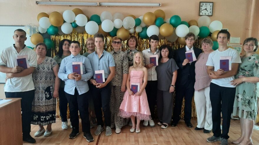 В Нелидовском округе выпускникам вручили аттестаты и грамоты В Нелидовском округе выпускникам вручили аттестаты и грамоты