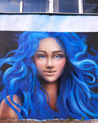 В Твери на стене появилась Малышка-ледышка