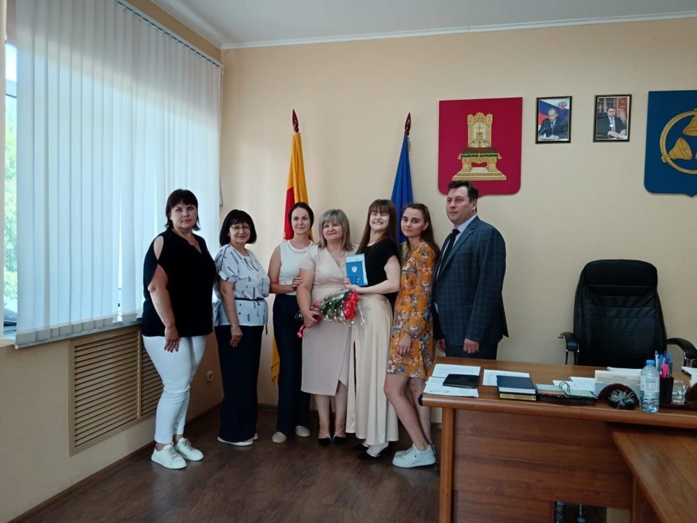 В Бологовском округе чествовали выпускницу-медалистку Алину Кузнецову В Бологовском округе чествовали выпускницу-медалистку Алину Кузнецову
