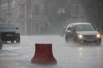 Автоэксперт рассказал, как вести себя в машине во время грозы Автоэксперт рассказал, как вести себя в машине во время грозы