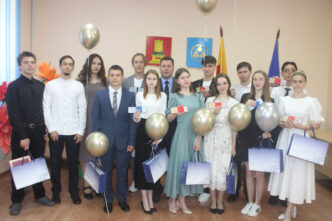 Гордость Бологовского округа: 13 учеников закончили школу с отличием