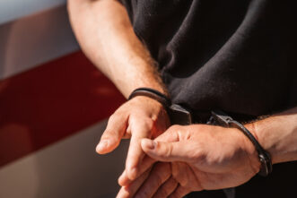 В Тверской области задержали мужчину, который угрожал женщине у детской площадки