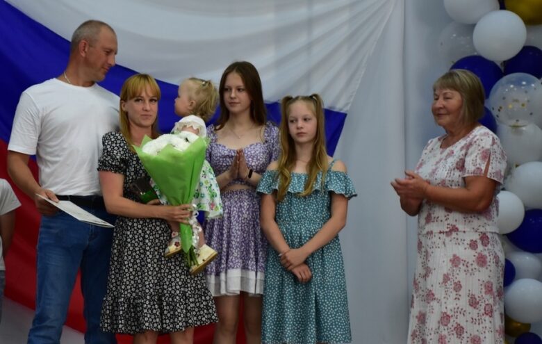 В Тверской области депутаты поздравляют многодетные семьи с праздником