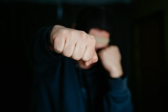 В Твери осудят двоих грабителей, избивших женщину В Твери осудят двоих грабителей, избивших женщину