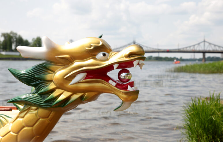 Жителей и гостей Твери приглашают на зрелищные соревнования по гребле на лодках «Дракон»