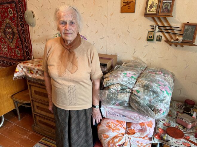 Бабушка из Твери отдала новые одеяла и подушки оставшимся без крова жителям Курской области