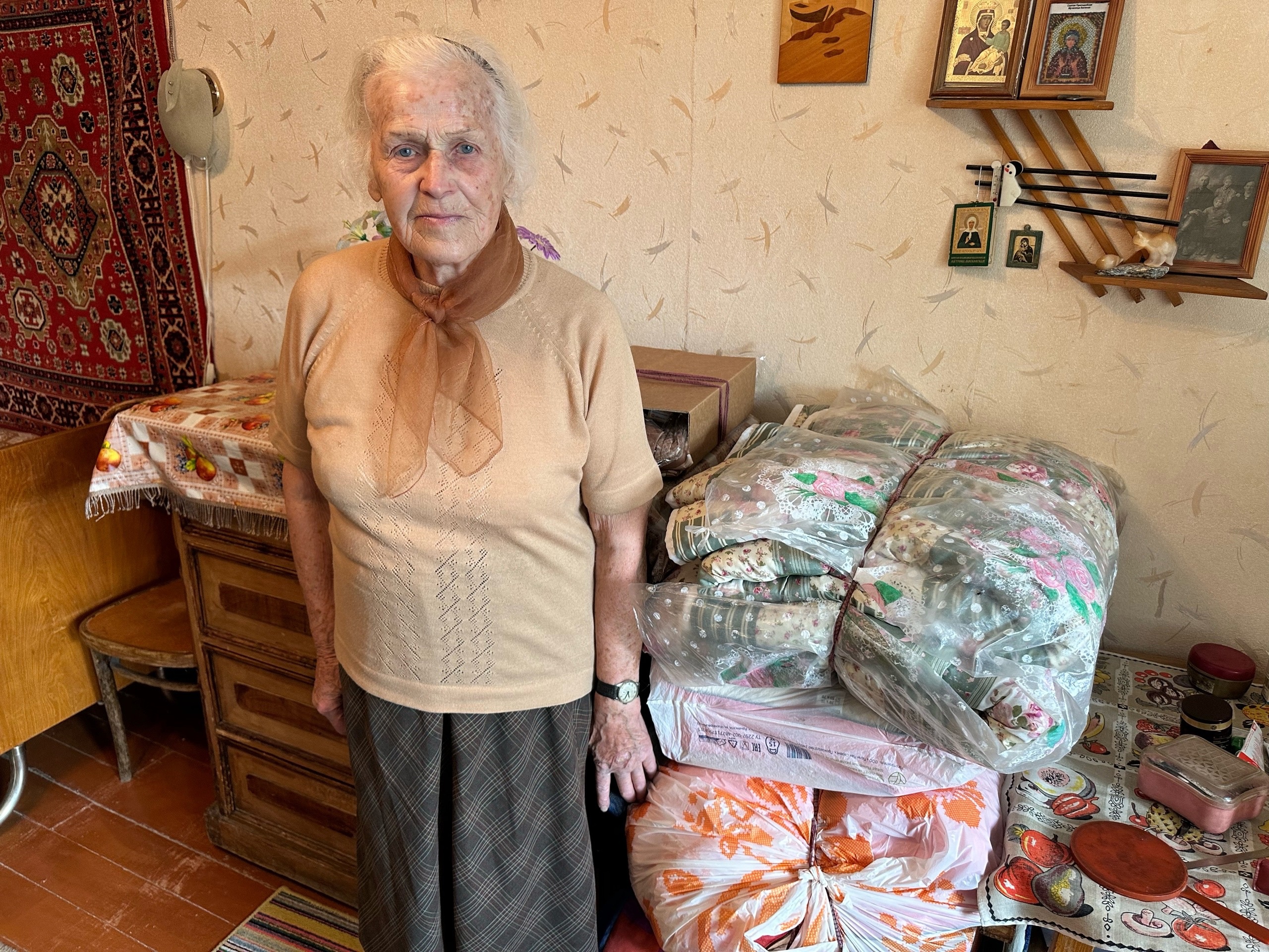 Бабушка из Твери отдала новые одеяла и подушки оставшимся без крова жителям Курской области Бабушка из Твери отдала новые одеяла и подушки оставшимся без крова жителям Курской области