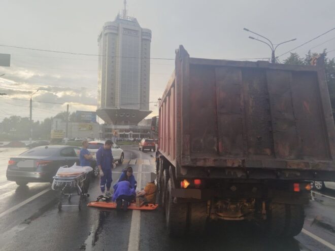 В Твери под колёса грузовика попала 72-летняя пенсионерка