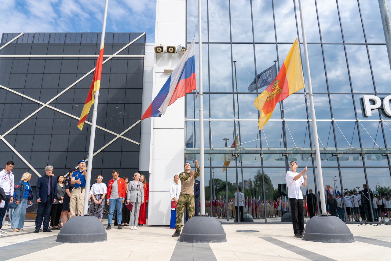 В Тверской области прошел флешмоб в честь Дня Государственного флага РФ В Тверской области прошел флешмоб в честь Дня Государственного флага РФ