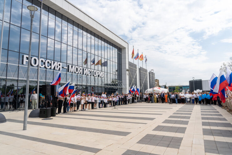 В Тверской области прошел флешмоб в честь Дня Государственного флага РФ В Тверской области прошел флешмоб в честь Дня Государственного флага РФ
