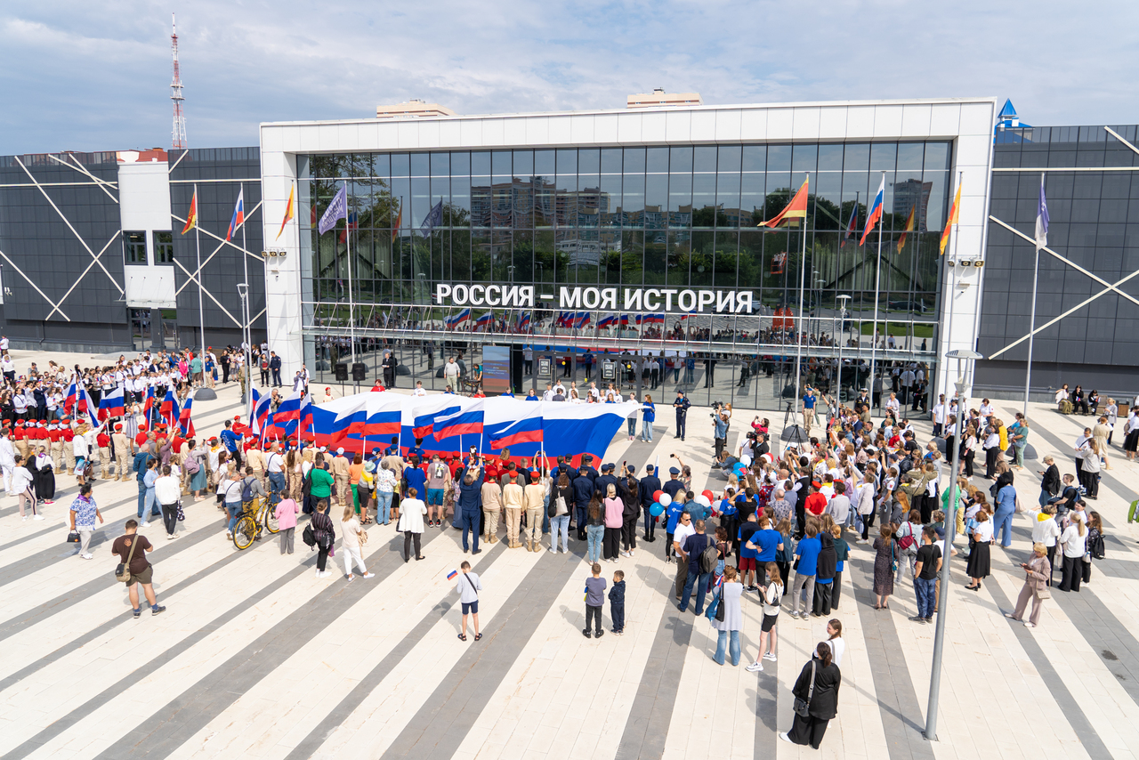 В Тверской области прошел флешмоб в честь Дня Государственного флага РФ В Тверской области прошел флешмоб в честь Дня Государственного флага РФ