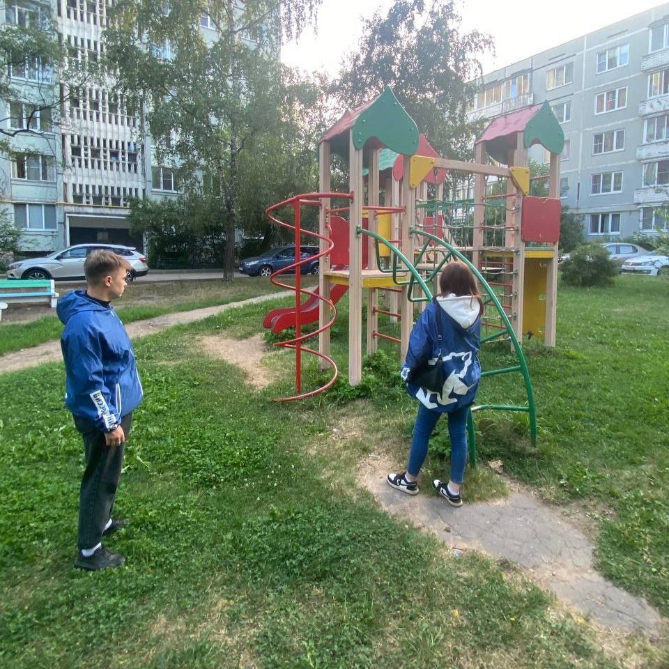 «Партийный десант» проверяет детские площадки Твери «Партийный десант» проверяет детские площадки Твери