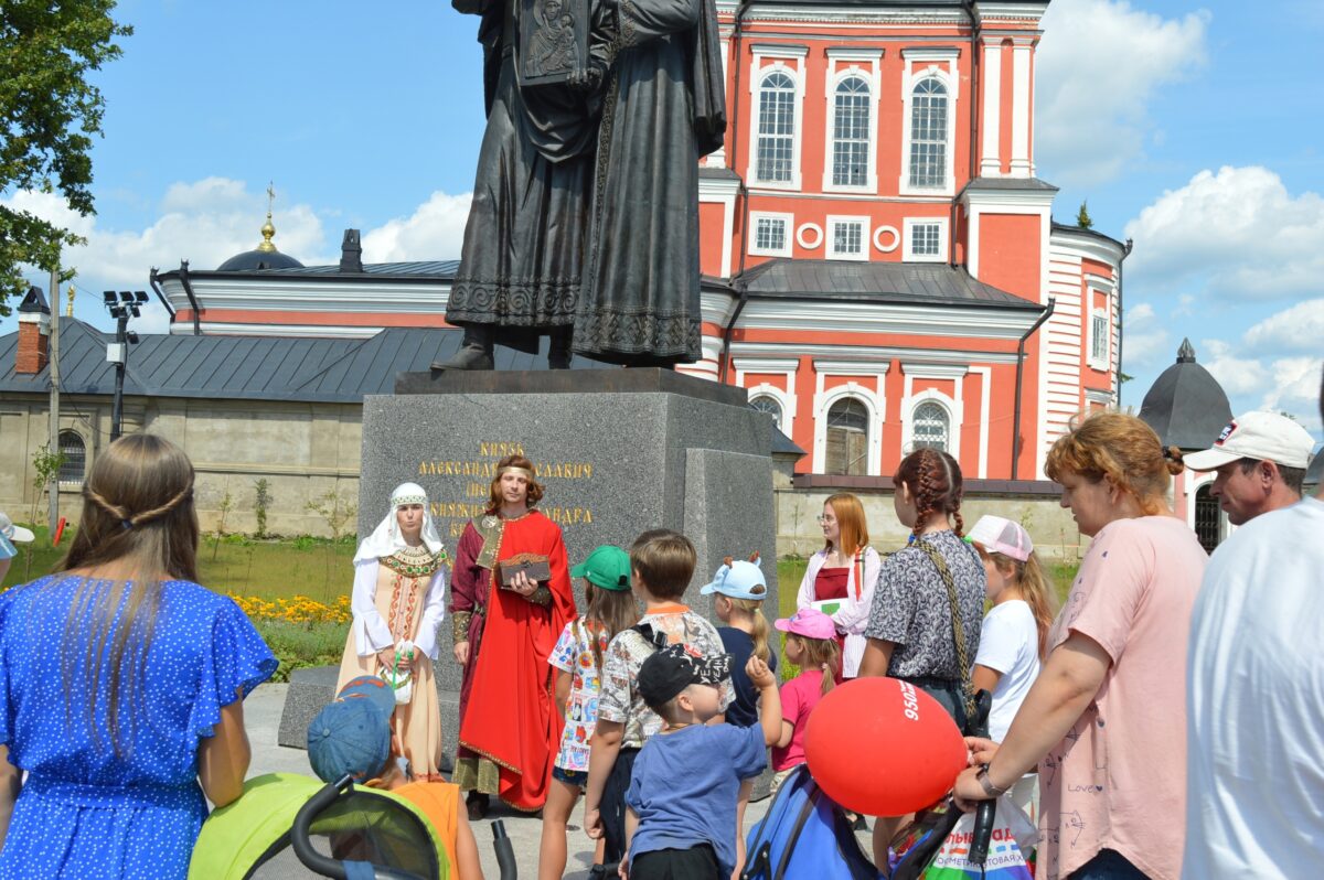 Библиотекари провели для торопецких семей прогулку по древнему городу Библиотекари провели для торопецких семей прогулку по древнему городу