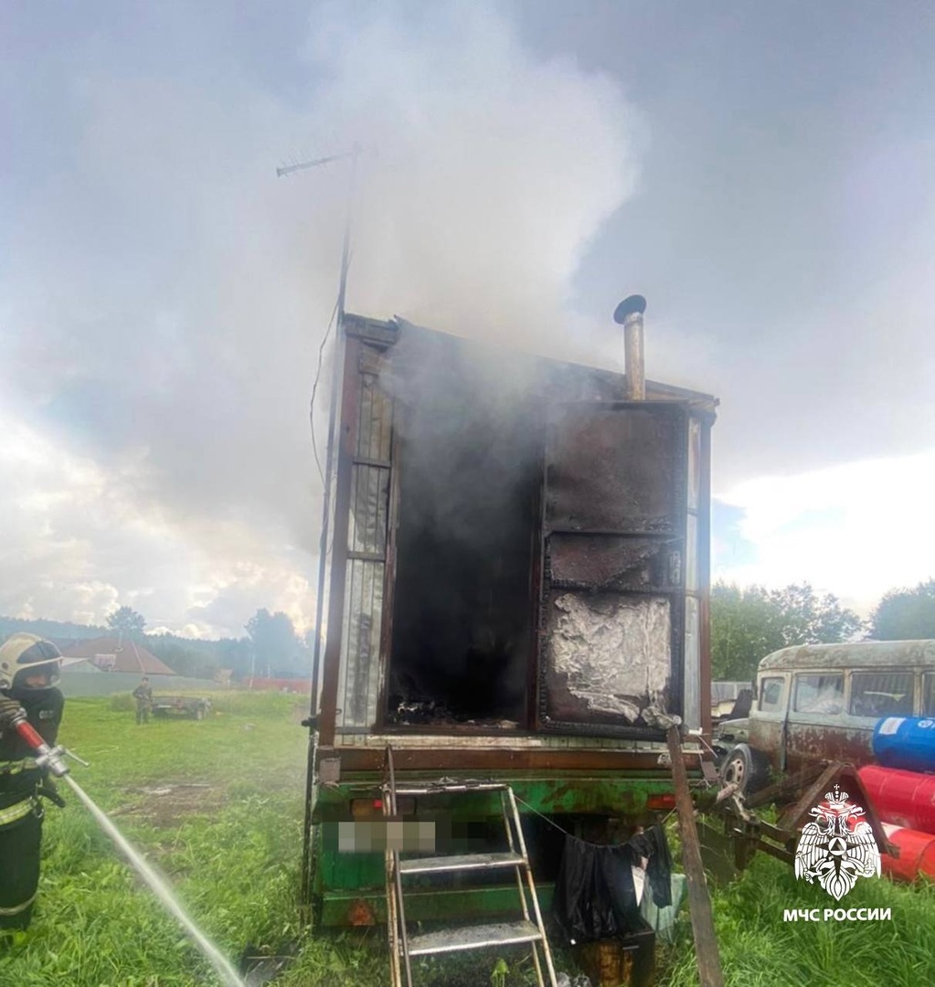 Под Тверью сгорела бытовка Под Тверью сгорела бытовка